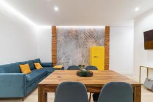 sala de estar con sofá azul y mesa de madera en Executive -2Bedrooms 2Bathrooms - Salamanca - MintyStay, en Madrid