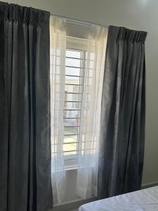 Postel nebo postele na pokoji v ubytování Sapphire Stayss