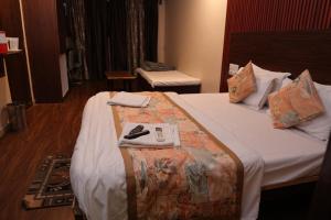Hotel Indraprastha pachmarhi客房内的一张或多张床位