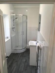 a bathroom with a shower and a sink at Cosy Family Cottage, Semi Rural Retreat - Dogs Welcome! Nearby Countryside, Beaches & Goodwood in Eartham