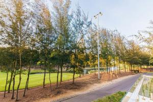 una carretera en un parque con árboles en Sea Villa - FLC Sam Son, en Sầm Sơn