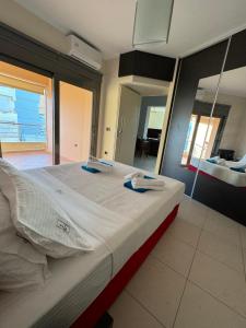 ハニア・タウンにあるSeaty Luxury apartmentの鏡付きの部屋の大型ベッド1台