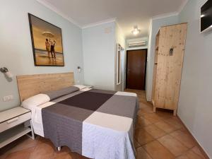 een slaapkamer met een bed en een foto aan de muur bij Agriturismo Paradisa in Rio nell Elba