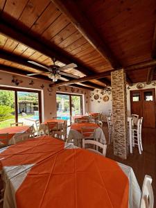 イスキアにあるCase vacanze le Buganvilleのダイニングルーム(テーブル、椅子、窓付)