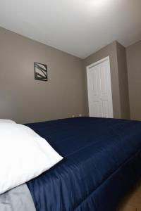 Łóżko lub łóżka w pokoju w obiekcie 2-Bed Stylish Space mins to NYC