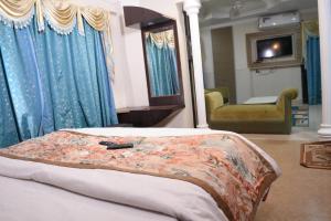 Hotel Indraprastha pachmarhi客房内的一张或多张床位
