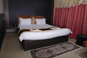 Hotel Indraprastha pachmarhi客房内的一张或多张床位