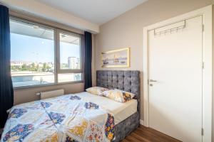 ein Schlafzimmer mit einem Bett und einem großen Fenster in der Unterkunft emirhan palace in Istanbul