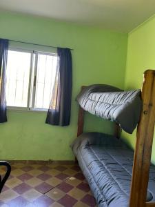 um quarto com 2 beliches e uma janela em Casa de Campo em San Pedro