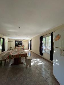 Casa de Campo في سان بيدرو: غرفة معيشة مع طاولة وثلاجة