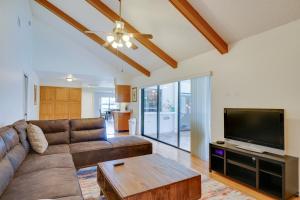 sala de estar con sofá y TV de pantalla plana en Fort Myers Home, Lanai and Private, Heated Pool, en Fort Myers