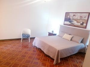 um quarto com uma cama e uma cadeira em Appartamento Italia, Centro Città em Gallipoli