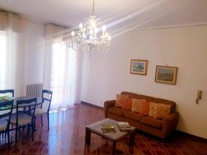 uma sala de estar com um sofá e uma mesa em Appartamento Italia, Centro Città em Gallipoli