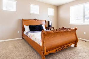 Säng eller sängar i ett rum på Cozy hideaway in Spruce: 4BR Retreat close to DIA