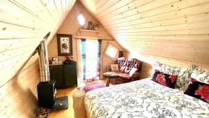 Postel nebo postele na pokoji v ubytování Acorn Glade Glamping York