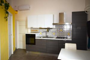 A kitchen or kitchenette at Vietri 360 apartment