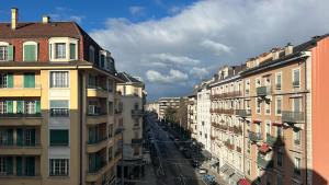 vistas a una calle de la ciudad con edificios altos en Appartement en centre-ville en Ginebra
