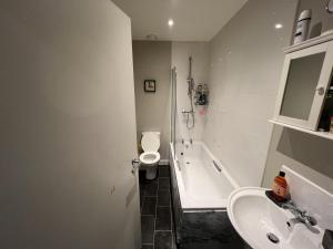 y baño con aseo, bañera y lavamanos. en Beautiful 1-Bed Apartment in Liverpool en Liverpool