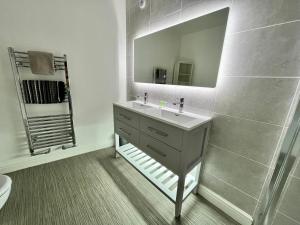Ένα μπάνιο στο Apartments @52 +259 φωτογραφίες