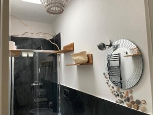 サルザーナにあるGinevra's Homeのバスルーム(鏡、シャワー付)