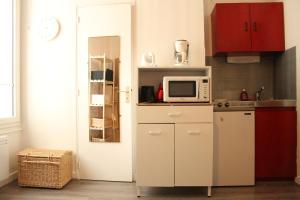 Kuchyň nebo kuchyňský kout v ubytování Studio proche des thermes