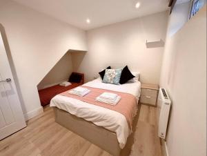 Кровать или кровати в номере Charming Duplex 10min to London Bridge Quiet