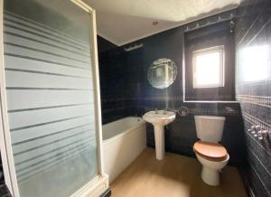 y baño con aseo, lavabo y bañera. en Modern Room for Rent in Vibrant E14: Your Urban Sanctuary Awaits! en Londres