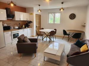 cocina y sala de estar con sofás y mesa en Villa De Alexiano, en Alixan