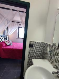 La salle de bains est pourvue d'un lit, de toilettes et d'un miroir. dans l'établissement Agriturismo La Buona Compagnia, à Jesi