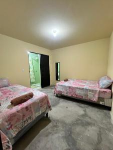 een slaapkamer met 2 bedden en een spiegel bij Mi fe apartamento in Esquipulas