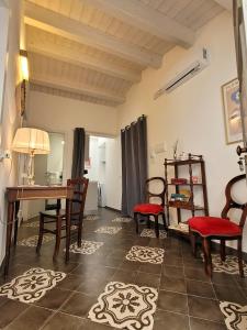 ein Wohnzimmer mit einem Tisch und Stühlen in der Unterkunft B&B Loft Famiglia Arezzo in Ragusa