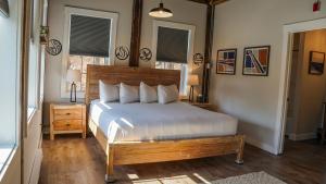 um quarto com uma cama grande e uma cabeceira em madeira em Old Mill Inn em Hatfield