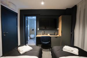 um quarto de hotel com duas camas e uma casa de banho em Velkov Apartments em Vinica