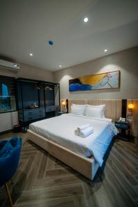 1 dormitorio con 1 cama grande y 2 toallas. en La Beaute Hotel - Quy Nhơn, en Quy Nhon