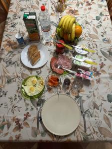 uma mesa coberta com pratos de alimentos e frutas em Moto Vila Groot em Tabernas