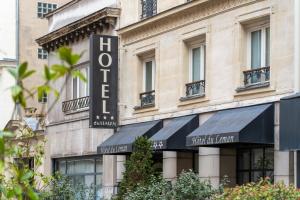 un panneau d'hôtel sur le côté d'un bâtiment dans l'établissement Hôtel Du Leman, à Paris