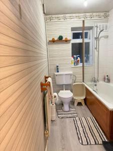 Ένα μπάνιο στο Two Double Bedroom Maisonette with rear garden.