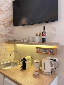 una cucina con lavandino e piano di lavoro con lavandino di Eureka luxury room a Ostuni