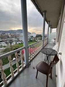 balcón con mesa, silla y vistas en Hotel Europe plaza en Tiflis