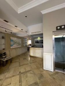 Großes Zimmer mit einer Rezeption und einer Küche. in der Unterkunft Hotel Europe plaza in Tbilisi City