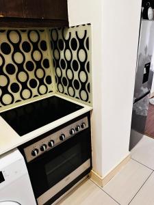 uma cozinha com uma placa de fogão a preto e branco em Nosu Modern Apartments Rivonia em Joanesburgo