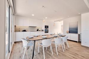 a kitchen and dining room with a table and chairs at Pantin Beach&Surf in Valdoviño