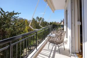 balcón con sillas y vistas a la ciudad en Magnificent Riviera Residence, en Atenas