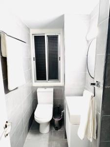 La salle de bains est pourvue de toilettes et d'un lavabo. dans l'établissement Cosy Sunny One Bedroom Apartment, à Paphos