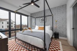 um quarto com uma cama e uma ventoinha de tecto em Vesta - Odyssey - Heart of Midtown em Nashville