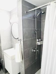 La salle de bains est pourvue d'une douche, de toilettes et d'un lavabo. dans l'établissement Cosy Sunny One Bedroom Apartment, à Paphos