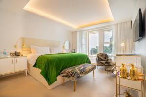 um quarto com uma cama grande e um cobertor verde em The Nici em Bournemouth