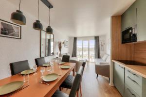 a dining room with a table and chairs at Détente et vue sur le port à Arzon in Arzon