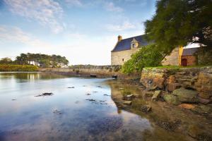 a church and a river next to a building at Détente et vue sur le port à Arzon in Arzon