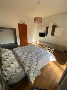 - une chambre avec un lit au milieu de la pièce dans l'établissement Aurora Rooms, à Plaisance